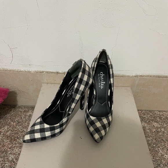 Shoe - Picture 2 of 4